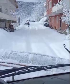 Kar küreme aracına oyun havası ile karşılama