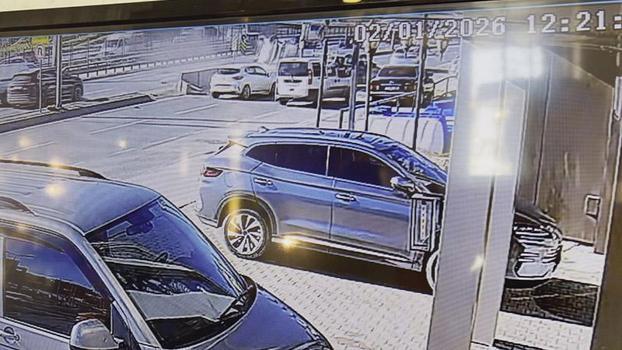 Esenyurt D-100 Karayolu'nda hafif ticari araç yan yattı