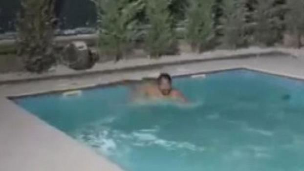 Kar yağarken havuza girdi