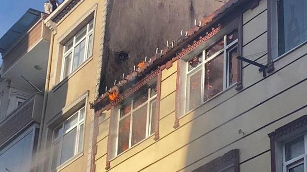 Küçükçekmece'de çatıda yangın; alevler bitişik binaya sıçradı