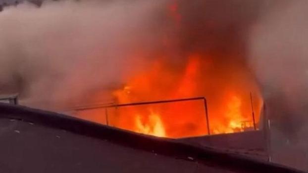 Küçükçekmece'de 3 katlı binada yangın