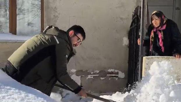 İl Özel İdaresi çalışanı, kardan mahsur kalan kadına kürekle yol açtı