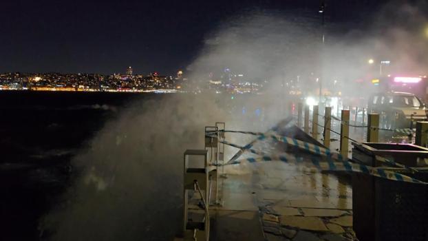 İstanbul - Üsküdar sahilinde lodos etkili oldu; dev dalgalar oluştu