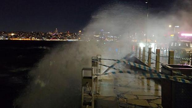 Üsküdar sahilinde lodos etkili oldu; dev dalgalar oluştu