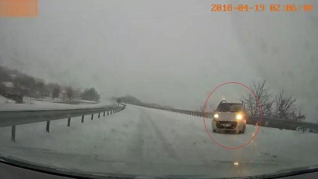 Elazığ’da karlı yolda kontrolden çıkan hafif ticari aracın savrulması kamerada