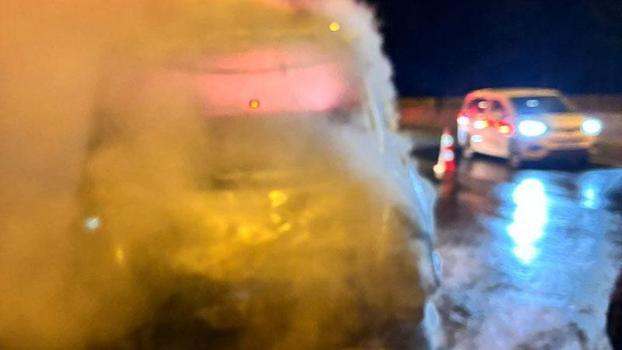 Adana'da seyir halindeyken alev alan çekici yandı