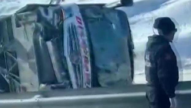 Yolcu otobüsü, buzlanan kara yolunda yan yattı; 2'si ağır 13