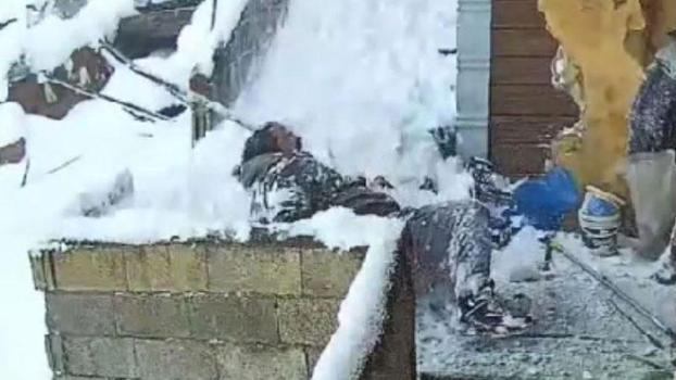 Evinin çatısındaki karları temizlerken düşüp yaralandı