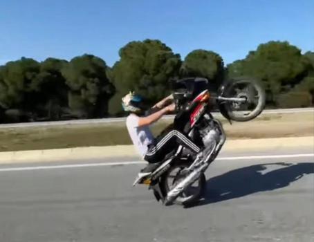 Akrobatik hareketler sergileyen motosiklet sürücüsüne 2 bin 719 TL ceza