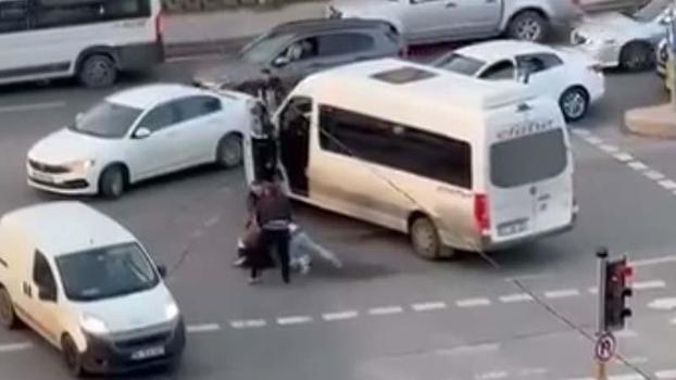 Pendik'te kırmızı ışıkta iki sürücü arasındaki yol verme kavgası kamerada