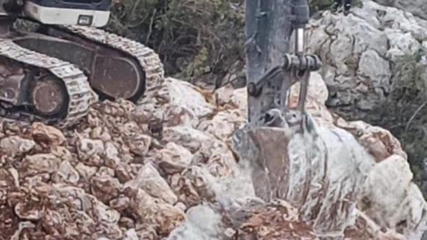 Üzerine çıktığı duvarın çökmesi sonucu kayaların altında kalıp öldü