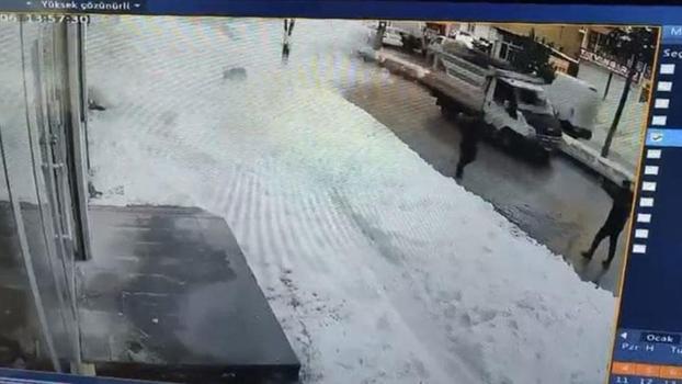 Çatıdan üzerine kar kütlesi düşen Ayşe, hayatını kaybetti