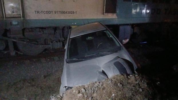 Trenle çarpışan otomobilde maddi hasar oluştu