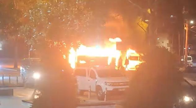 Barakada çıkan yangın park halindeki minibüs ile hafif ticari araca sıçradı