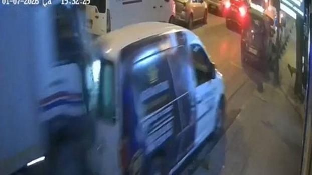 Bahçelievler'de kamyonun çarptığı hafif ticari araç ekmek fırınına girdi; kaza kamerada