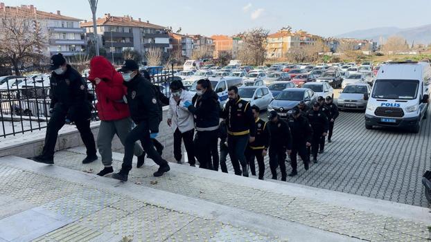İzmir'de fuhuş operasyonunda 8 tutuklama