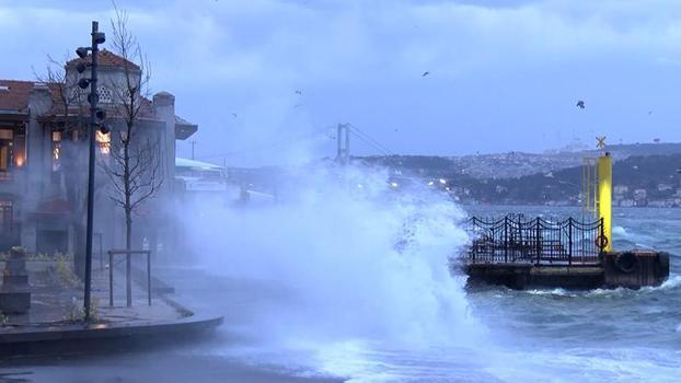 İstanbul’da fırtına etkili oluyor; Beşiktaş’ta dev dalgalar oluştu