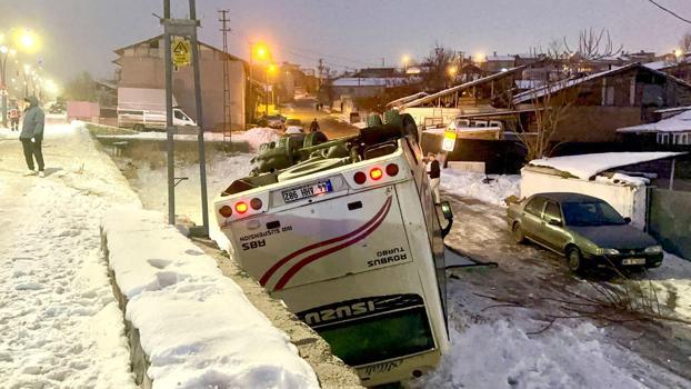 Malatya'da işçi servis midibüsü devrildi; 9 yaralı