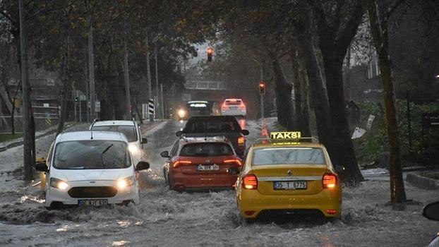 İzmir'de sağanak etkili oldu