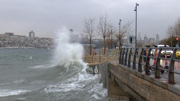 Üsküdar sahilinde fırtına etkili oldu; dev dalgalar oluştu