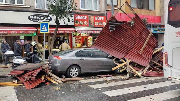 Esenler'de fırtınada 4 katlı binanın çatısı uçtu; 2 otomobil hasar gördü