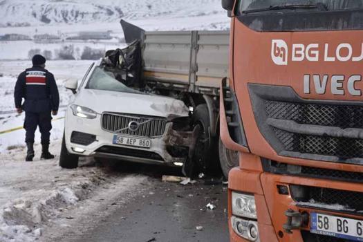 Sivas'ta buzlanma nedeniyle zincirleme kaza: 1 ölü, 2 yaralı