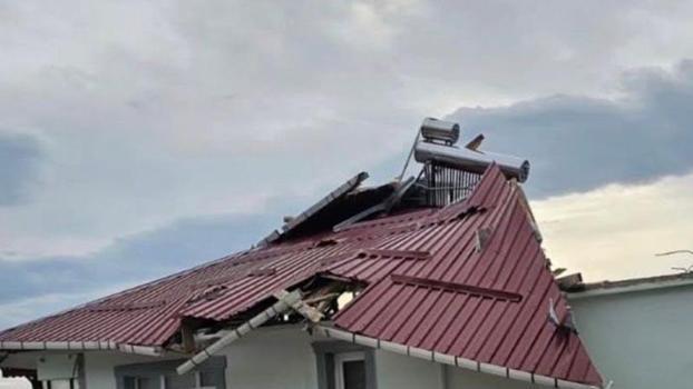 Ordu’da kuvvetli fırtına etkili oldu, 1 evin çatısı uçtu