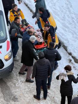 Servis beklerken başına buz sarkıtı düşen öğrenci ağır yaralandı