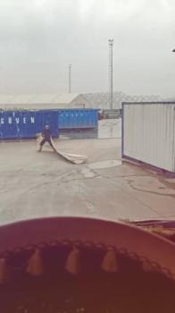 Çatıdan kopan yalıtım malzemesi caddeye düştü; o anlar kamerada (3)