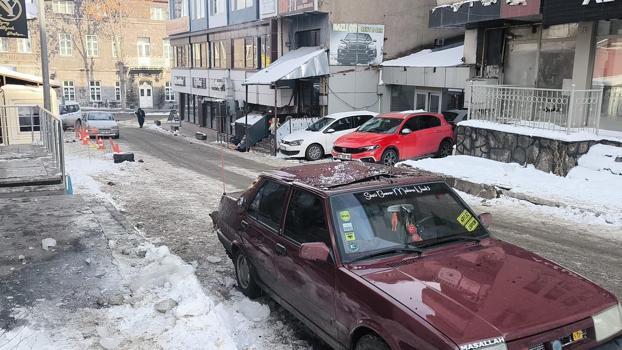 Üzerine buz sarkıtı düşen otomobilin sürücüsü yaralandı