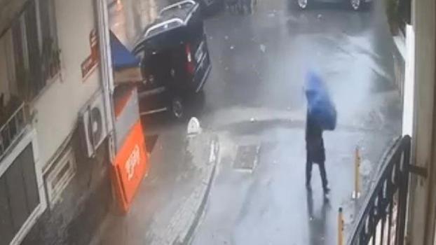 Şişli'de fırtınada çatının uçtuğu anlar kamerada; ölümden son anda kurtuldu