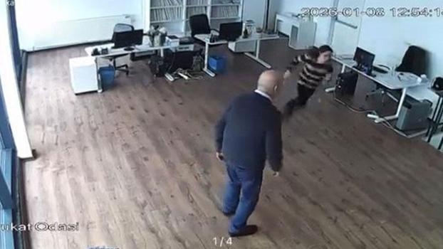 Ofisin tavanı çöktü, 2 kişi son anda kurtuldu: O anlar kamerada