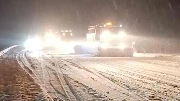 Kar yağışı nedeniyle karayollarında ulaşım güçlükle sağlanıyor