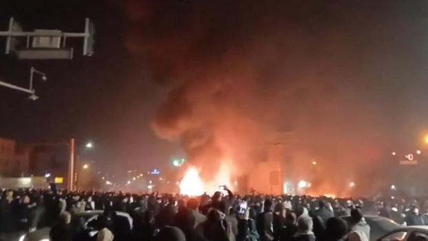 İran’da protestolar sürüyor, internet erişimi tamamen kesildi