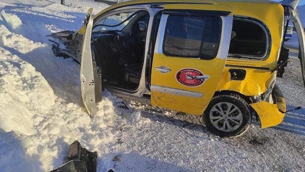 Kayseri'de yolcu minibüsü ile ticari taksi çarpıştı: 1'i ağır 16 yaralı