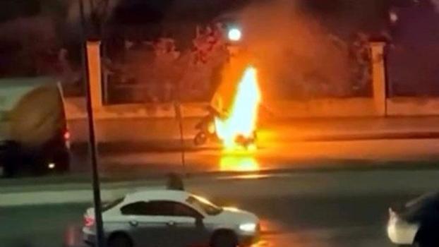 Avcılar'da motosiklet alev alev yandı
