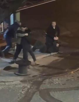 Sakarya'da silahlı alacak kavgası; 1'i ağır 2 yaralı, olay kamerada