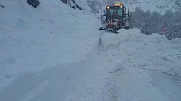 Tunceli’de yola çığ düştü