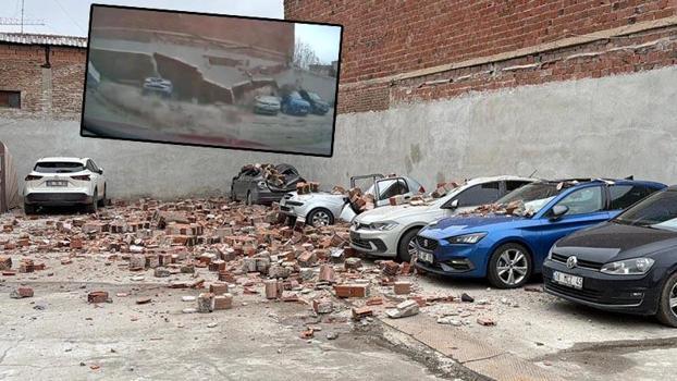 Eskişehir'de duvarın araçların üzerine devrildiği anlar kamerada