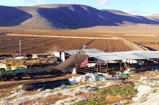 Fırtınada üzerine çatı düşen çiftçi öldü