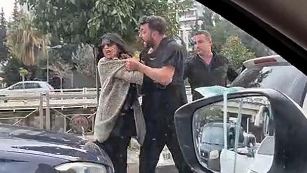 Boşanma aşamasındaki eşini trafikte darbedip, aracına çarptı