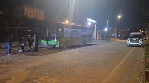 Arnavutköy'de özel halk otobüsü ile otomobil çarpıştı: 4 yaralı