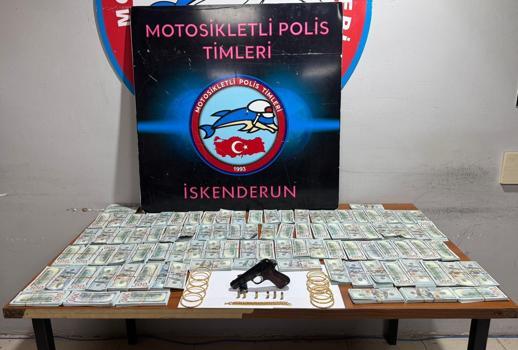 Hatay'da durdurulan araçtan sahte 1 milyon dolar çıktı; 3 gözaltı
