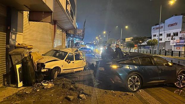 Kontrolden çıkan otomobil, park halindeki 4 araca çarptı; kaza anı kamerada