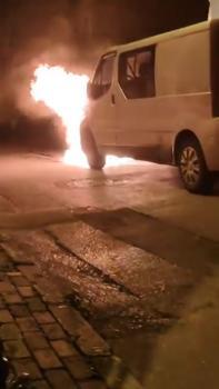 İstanbul - Fatih’te motosiklette çıkan yangın minibüse sıçradı