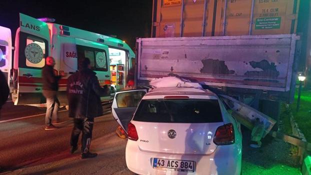Manisa'da otomobil, yayaya ve TIR’a çarptı; 1’i ağır 3 yaralı