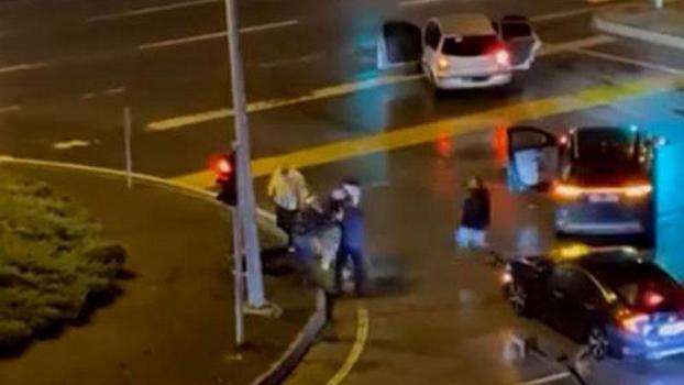 Kazaya karışanlar, sürücüyü darbetti; 3 gözaltı