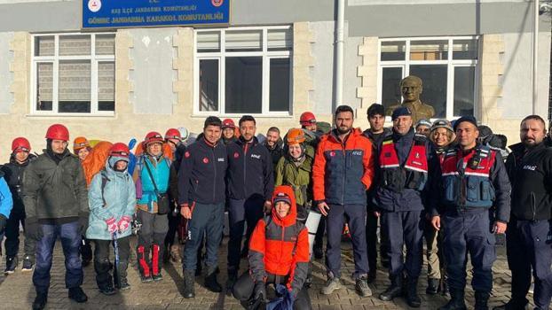 Kamp için çıktıkları dağda mahsur kalan 24 kişi kurtarıldı