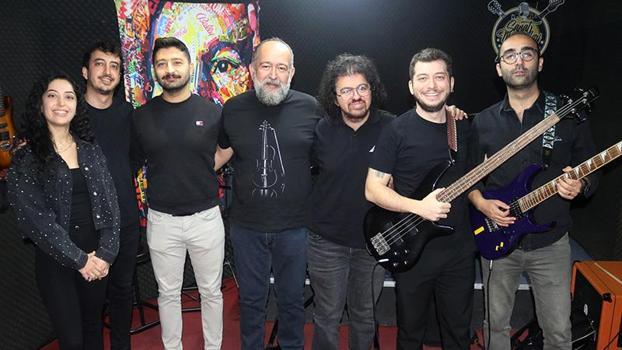 'Kulak Zarı' orkestrasının rockçı doktorları