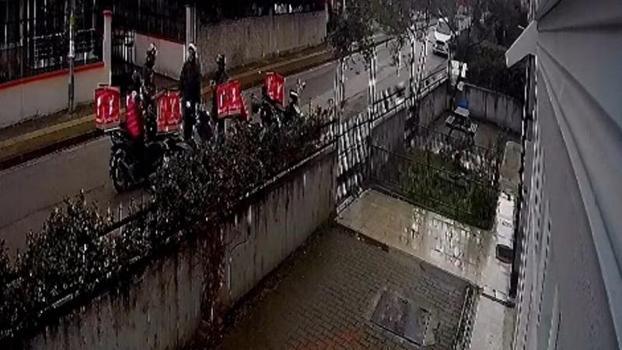 Evine 20 günde 400 sahte sipariş ile asılsız ihbar geldi; kapıda yan yana sıralanan motokuryeler kamerada